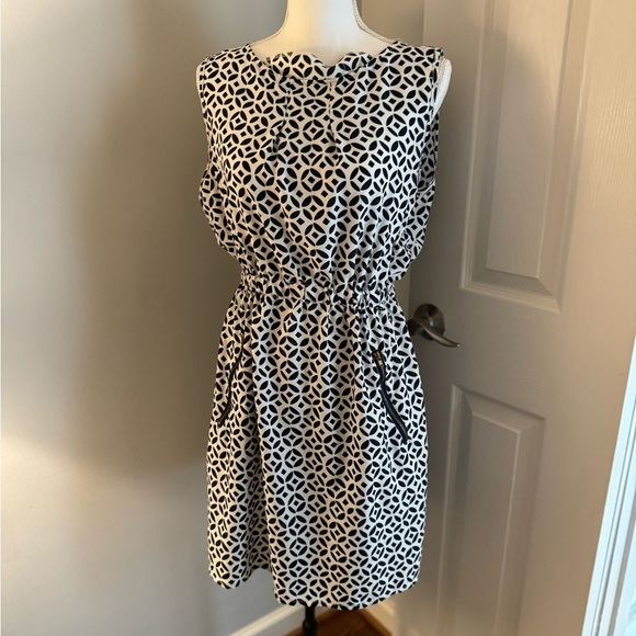 Elegant Black and White Geometric Dress - Picture 2 of 11